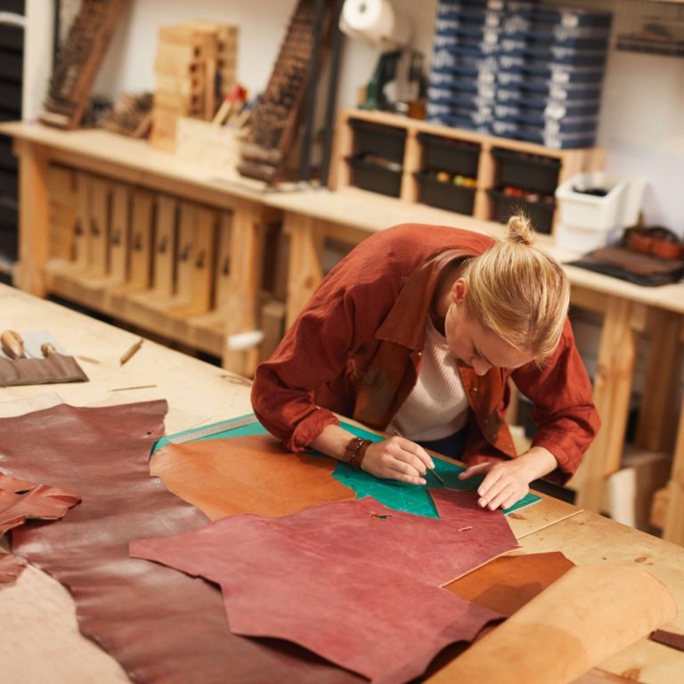 Tabliers en cuir Artisan coupant du cuir de qualité pour réaliser un tablier dans un Atelier